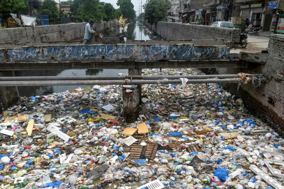 Noen ganger er det nesten ikke til å tro hvor omfattende plastforurensningen er. Bildet viser en elv i Lahore i Pakistan. Noen ganger er det nesten ikke til å tro hvor omfattende plastforurensningen er. Bildet viser en elv i Lahore i Pakistan.