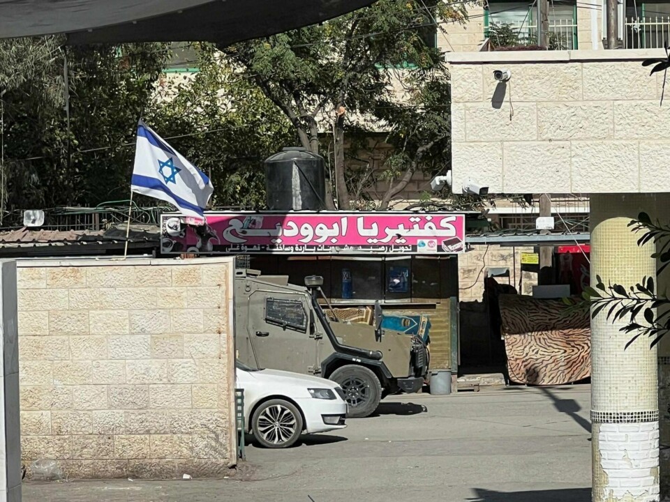 Et israelsk miltærkjøretøy utenfor et sykehus under en aksjon i Jenin på Vestbredden torsdag. Flere palestinere ble drept. An Israeli army vehicle is seen in front of a hospital during an Israeli raid in Jenin in the Israeli-occupied West Bank November 9,2023. REUTERS/Raneen Sawafta