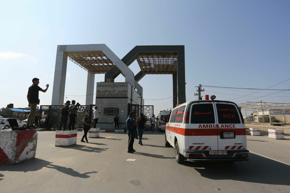 Ingen av de rundt 250 norske statsborgerne i Gaza står på listen over dem som får krysse grensa til Egypt søndag Palestinske ambulanser med sårede ankommer grenseovergangen til Egypt. På den andre siden venter egyptiske ambulanser. Foto: Hatem Ali / AP / NTB