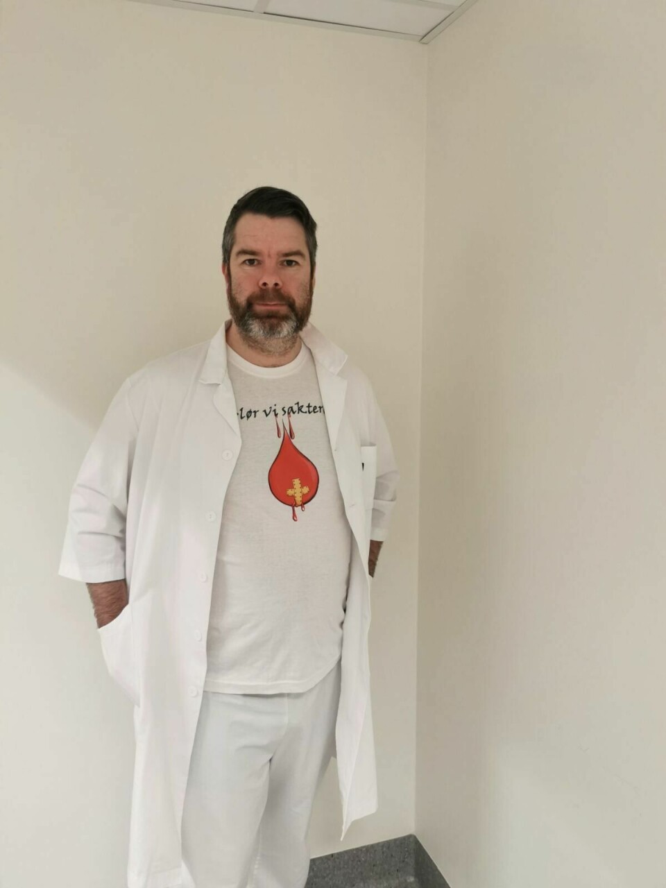 Overlege Robert Hammer, med t-skjorten som det står 'Blør vi saktere?' på. De t-skjortene ble laga til sykehusstruktur-debatten i 2016 og 2017, som et mantra mot sykehusnedleggelser i distriktene. Overlege Robert Hammer