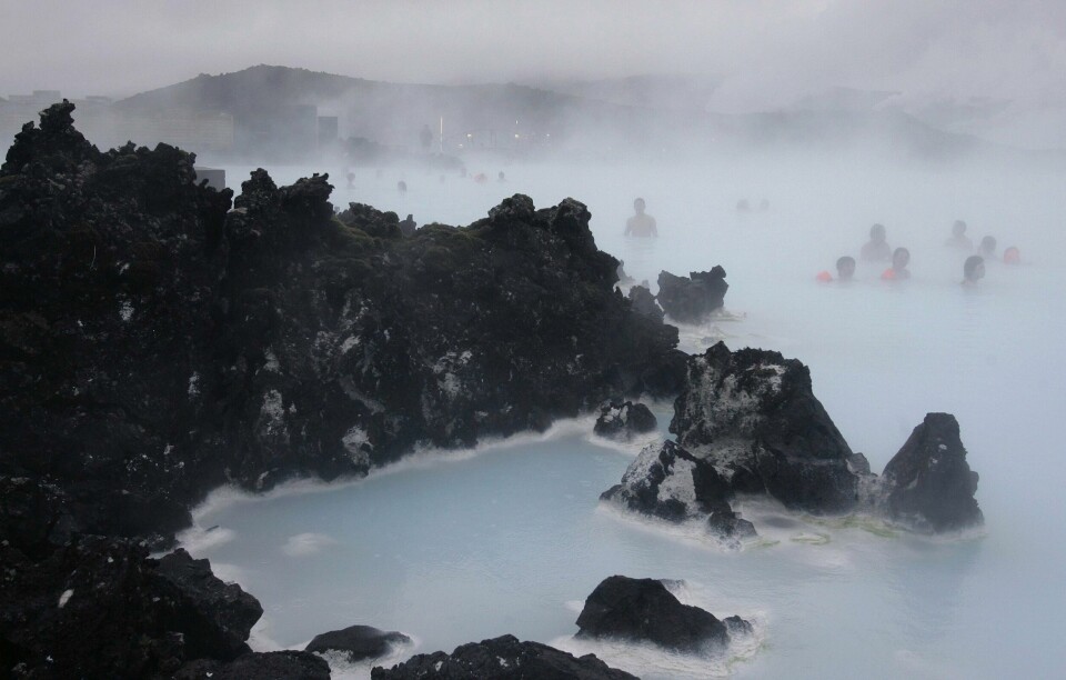 I flere dager har man ventet på et vulkanutbrudd på halvøya Reykjanes, der blant annet flyplassen Keflavik og badestedet Den blå lagune ligger. Den Blå Lagune er stengt som følge av vulkantrusselen. Foto: Kirsty Wigglesworth / AP / NTB