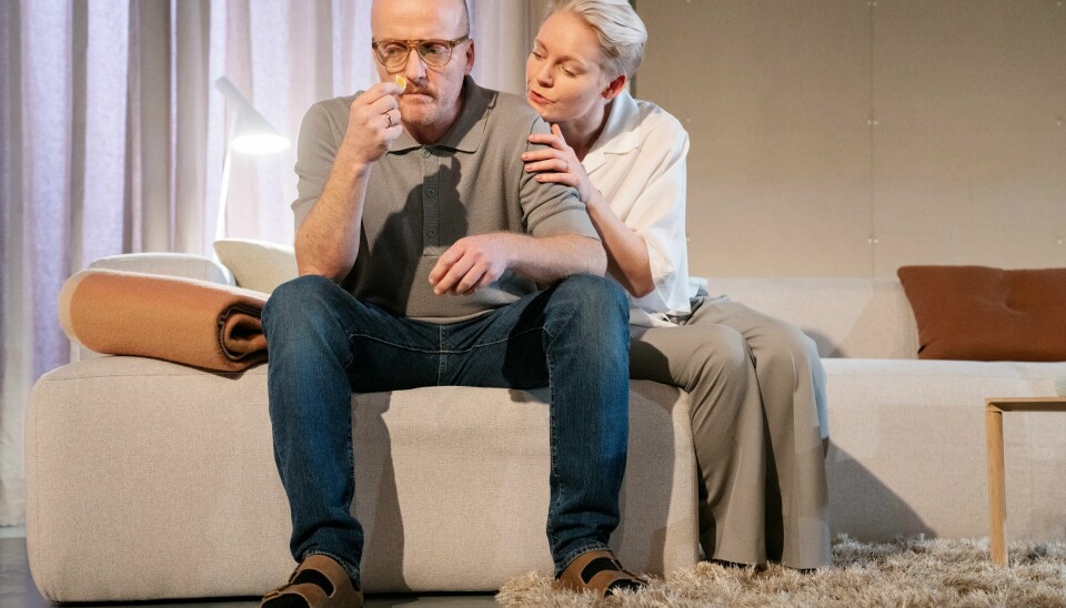 Svein Solenes har aldri sett en mannlig midtlivskrise beskrevet så godt som i EKS. På bildet: Sibyll (Mari Strand Ferstad) og Daniel (Svein Solenes). EKS Rogaland Teater
