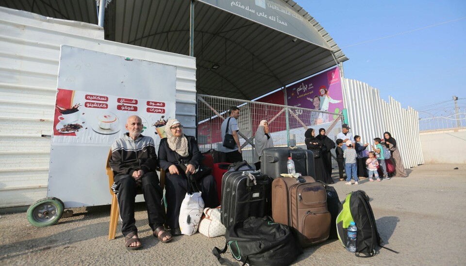 Ingen nordmenn får krysse Rafah-grenseovergangen lørdag. På bildet er det palestinere som venter på å få krysse. Palestinere, etter alt å dømme med dobbelt statsborgerskap, venter på å slippe ut av Gazastripen. Foto: Hatem Ali / AP / NTB
