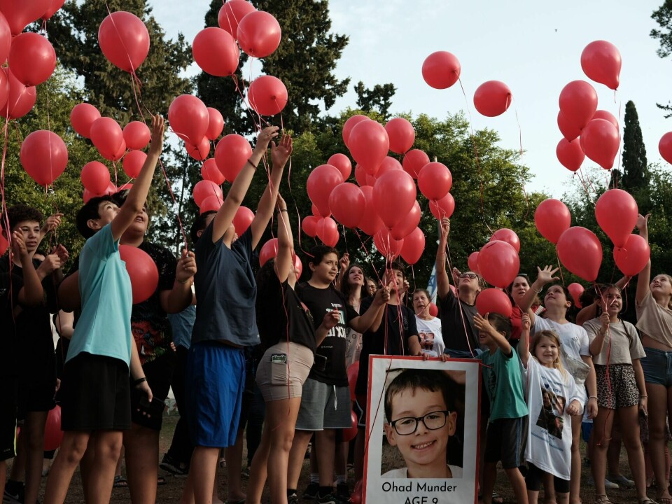 Familien Munder arrangerte et bursdagsselskap til ære for Ohad og slapp flere titalls røde ballonger i været. Han fylte ni år mens han satt i fangenskap i Gaza. Flere røde ballonger slippes i været.