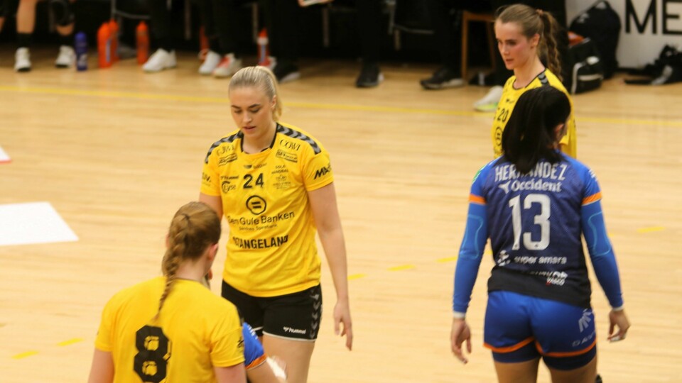 Solas forsvarssjef Martha Barka fikk rødt kort. Sola Håndball - Super Amara Bera Bera