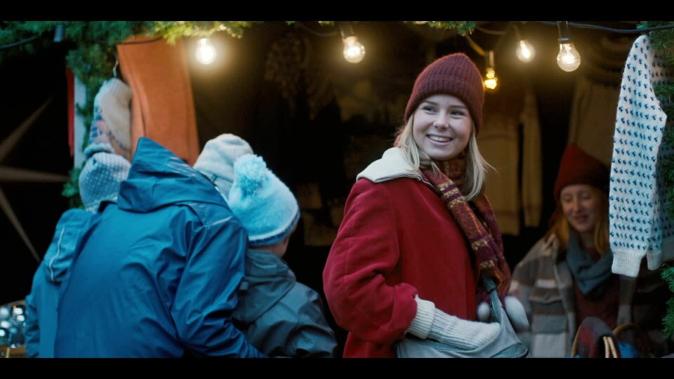 Selma (Siri Skjeggedal) i Snøfall er blitt 17 år, og hjelper barn med å skrive julebrev med ønsker til julenissen. Selma (Siri Skjeggedal) i Snøfall er blitt 17 år, og hjelper barn med å skrive julebrev med ønsker til julenissen.