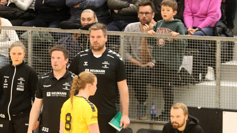 Martha Barka hadde nettopp satt seg på tribunen bak Sola-benken da Martine Wolff (nummer åtte) fikk rødt kort. Sola Håndball - Super Amara Bera Bera