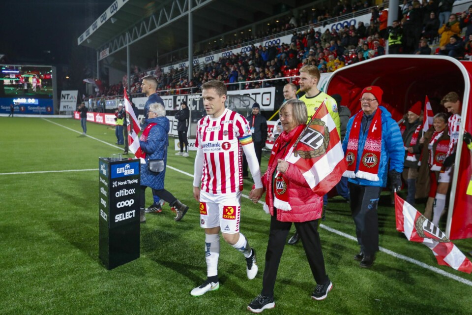 Idrettslaget Tromsø byttet ut unge maskoter med pensjonister til Eliteseriekampen på Romssa Arena forrige helg. Et fint tiltak – men nå trenger vi et et krafttak for å beholde flere seniorer i arbeidslivet, mener Dagsavisen. Idrettslaget Tromsø byttet ut unge maskoter med pensjonister til Eliteseriekampen på Romssa Arena forrige helg. Et fint tiltak – men nå trenger vi et et krafttak for å beholde flere seniorer i arbeidslivet, mener Dagsavisen.