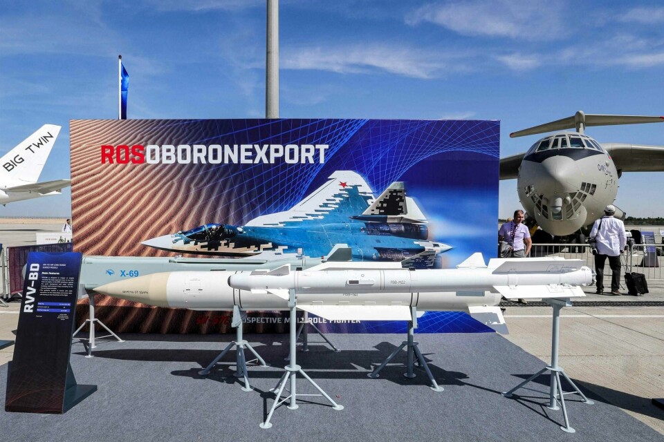 Den russiske våpeneksportøren Rosoboronexport diskuterer felles våpenproduksjon med India. Russian JSC Rosoboronexport RVV-BD and RVV-MD2 air-to-air hypersonic long-range guided missiles are pictured during the 2023 Dubai Airshow at Dubai World Central - Al-Maktoum International Airport in Dubai on November 13, 2023. (Photo by Giuseppe CACACE / AFP)