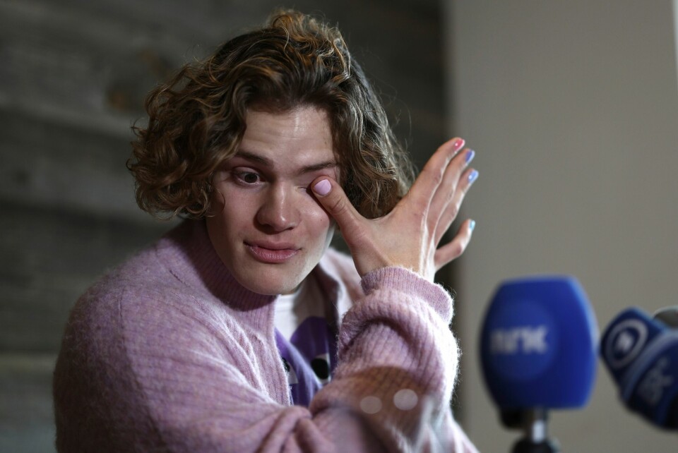 Norway's Lucas Braathen wipes his tears during a press conference in Soelden, Austria, Friday, Oct. 27, 2023. (AP Photo/Gabriele Facciotti) Lucas Braathen annonserte sist måned at han legger skiene på hylla. Foto: Gabriele Facciotti / AP / NTB
