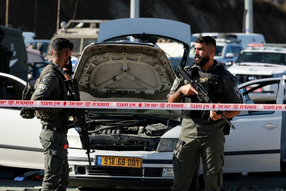 Israelske sikkerhetsstyrker etter at fire israelere ble såret og tre angripere skutt på Vestbredden torsdag. Israeli security personnel stand guard in the aftermath of a violent incident in Jerusalem, November 16, 2023. REUTERS/Ammar Awad