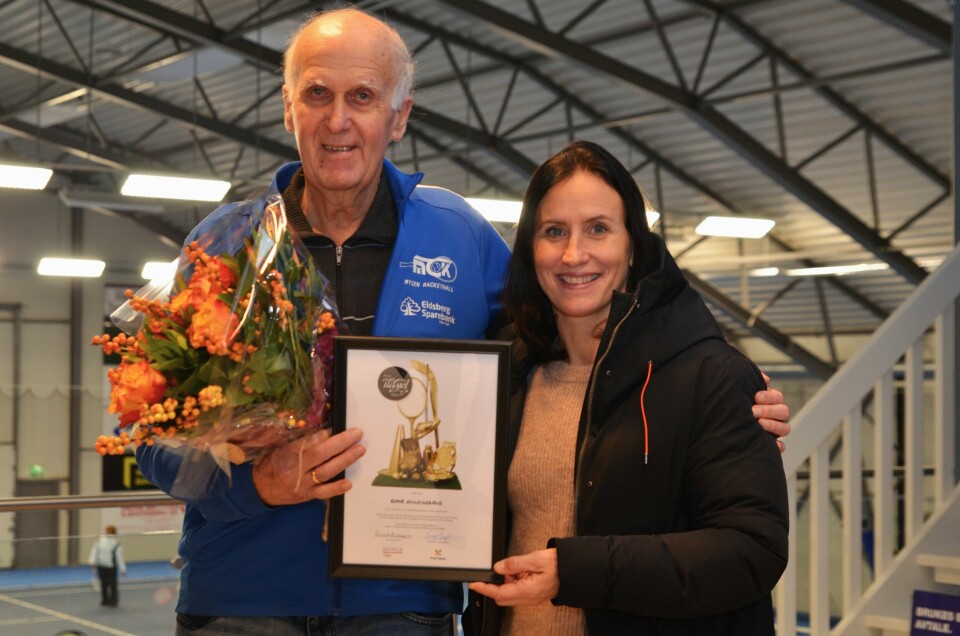 Roar Fundingsrud (82) i Mysen tennisklubb ble torsdag hedret av Marit Bjørgen som årets ildsjel i Viken idrettskrets. Roar Fundingsrud (82) i Mysen tennisklubb ble torsdag hedret av Marit Bjørgen som årets ildsjel i Viken idrettskrets.