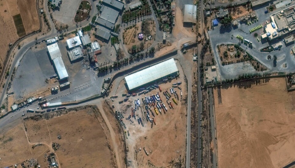Et satellittbilde av grenseovergangen Rafah ved grensa mellom Gazastripen og Egypt. Evakueringene av utlendinger fra Gaza via grenseovergangen i Rafah skjer tilsynelatende etter en avtale mellom USA, Egypt, Israel og Qatar, hvor sistnevnte står for meklingen med Hamas. Satellittfoto: Maxar Technologies / AP / NTB