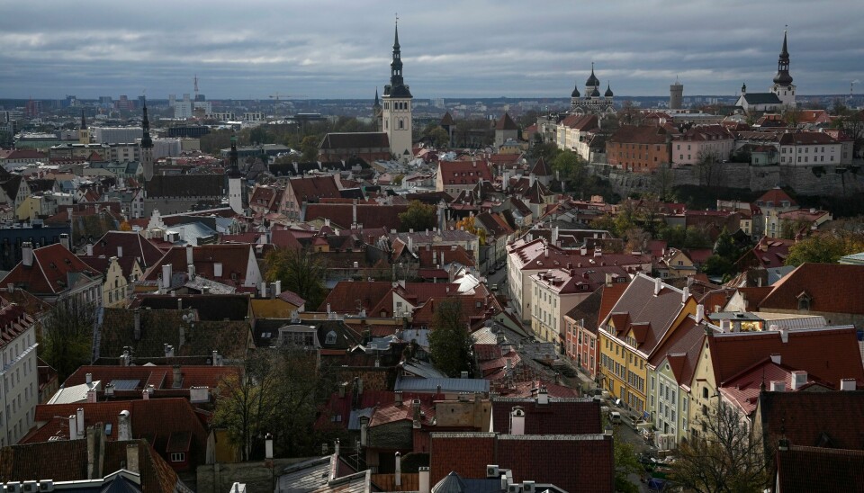 Estiske myndigheter står klare til å stenge grensen mot Russland. Her fra gamlebyen i hovedstaden Tallinn. Estiske myndigheter står klare til å stenge grensen mot Russland. Her fra gamlebyen i hovedstaden Tallinn. Foto: Pavel Golovkin / AP / NTB