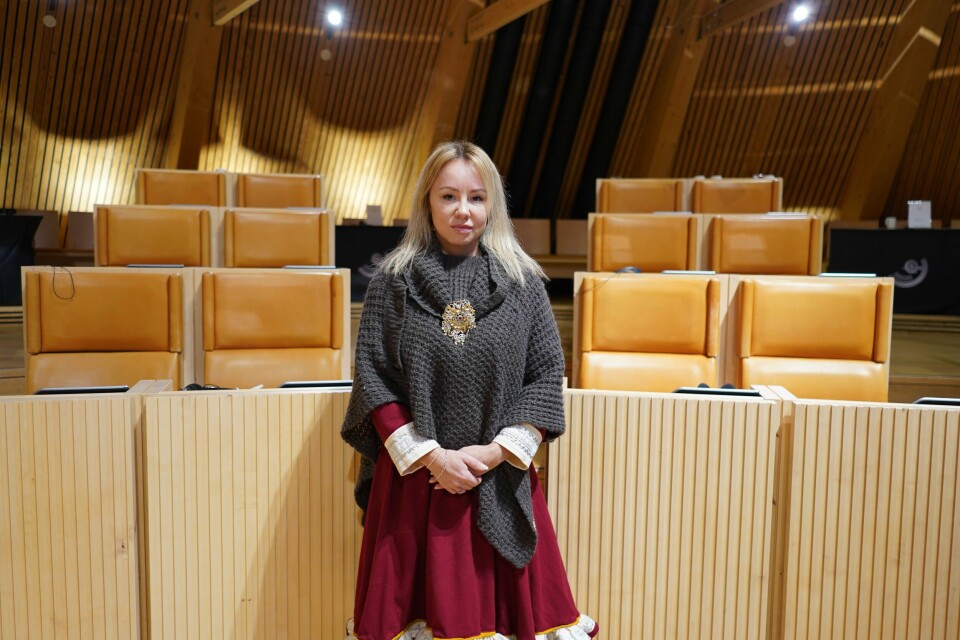 − Det er ganske surrealistisk å møte på Sametinget langt fra bomber og granater, sier Sandra Andersen Eira. − Det er ganske surrealistisk å møte på Sametinget langt fra bomber og granater, sier Sandra Andersen Eira.