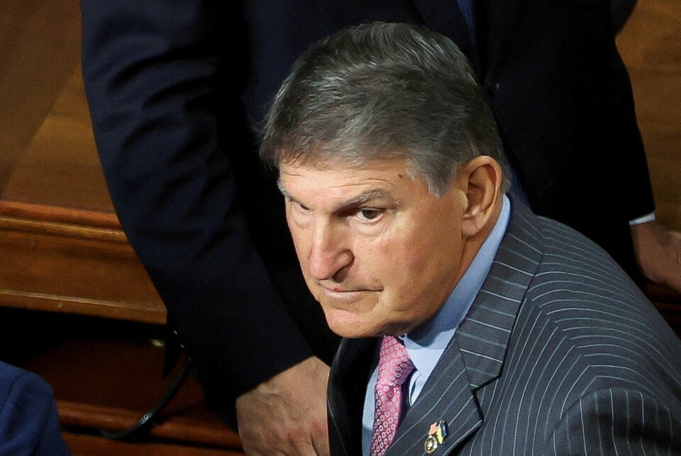 Joe Manchin er en veteran i Senatet i USA. FILE PHOTO: U.S. Senator Joe Manchin (D-WV) arrives prior to Israeli President Isaac Herzog's address to a joint meeting of Congress at the U.S. Capitol in Washington, U.S., July 19, 2023. REUTERS/Jonathan Ernst/File Photo