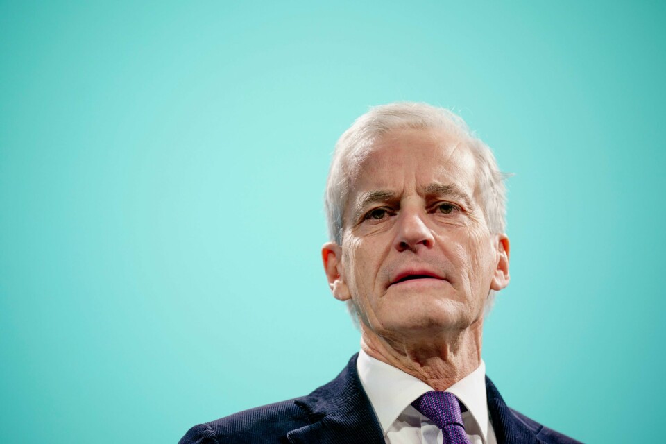 Statsminister Jonas Gahr Støre (Ap) forklarer Arbeiderpartiets og hans egen fallende popularitet under tiden i regjering med de øke prisene og høye rente. Statsminister Jonas Gahr Støre vil ikke gå med på at en sluttdato for oljeutvinning er riktig vei å gå. Foto: Stian Lysberg Solum / NTB