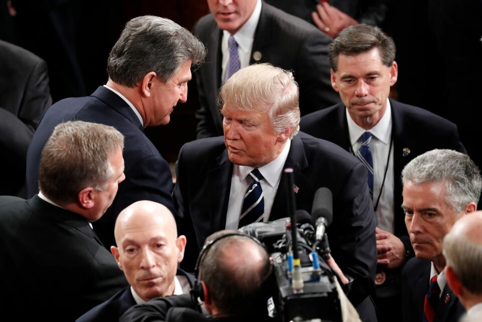 Joe Manchin (t.v. nærmest ekspresidenten) passer Donald Trump etter et møte i Kongressen i Washington i 2017. FILE - In this Feb. 28, 2017 file photo, President Donald Trump walks past Sen. Joe Manchin, D-W.Va. on Capitol Hill in Washington following the president's address to a joint session of Congress. Manchin said Wednesday, Nov. 15, 2023, that if voters give Trump another term in Washington, “he will destroy Democracy in America.” (AP Photo/Pablo Martinez Monsivais, file)