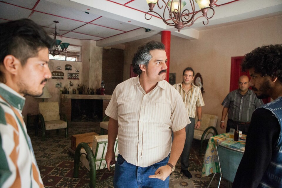 «Narcos» hadde premiere på Netflix i 2015, og viste at virkelighetsbaserte dramaserier om narkobaronene i sør-amerikanske land - som Pablo Escobar (Wagner Moura) i Colombia - kan være minst like spennende, sjokkerende og underholdende som de oppdiktede. Fordi de er basert på virkeligheten. «Narcos» hadde premiere på Netflix i 2015, og viste at virkelighetsbaserte dramaserier om narkobaronene i sør-amerikanske land - som Pablo Escobar (Wagner Moura) i Colombia - kan være minst like spennende, sjokkerende og underholdende som de oppdiktede. Fordi de er basert på virkeligheten.