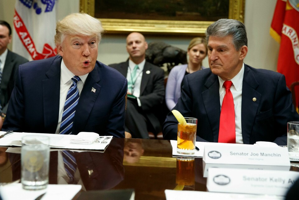 Daværende president Donald Trump og Joe Manchin avbildet under et møte i Washington D.C. i 2017.