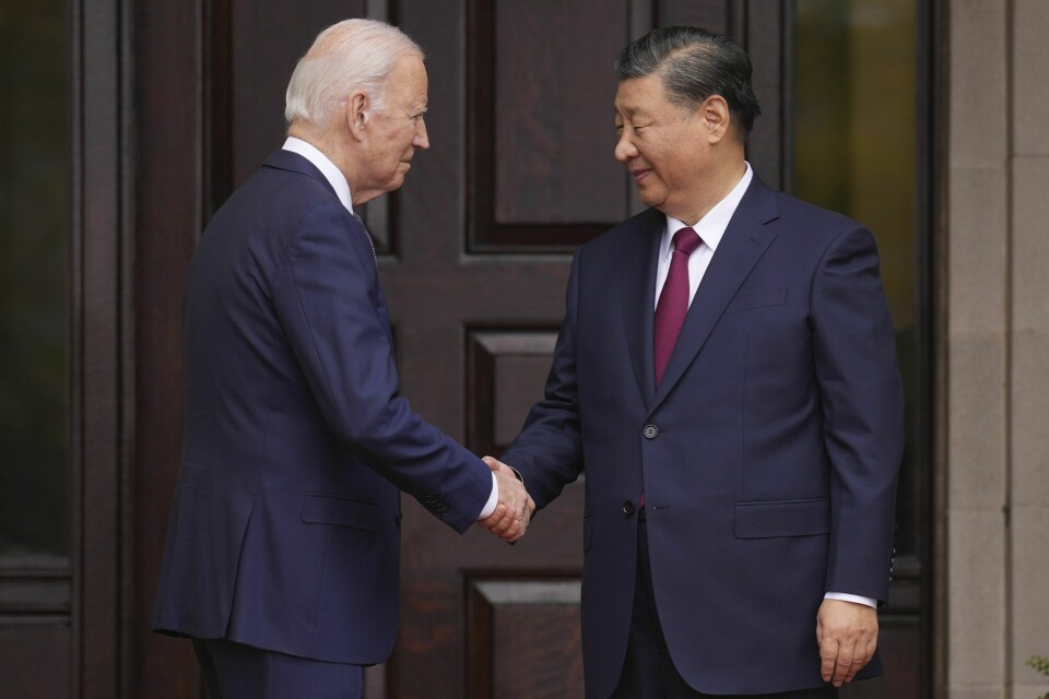 President Joe Biden og Kinas president Xi Jinping håndhilser under onsdagens toppmøte på landstede Filoli i Woodside i California. Møtet er det første ansikt til ansikt på noe over ett år. President Joe Biden og Kinas president Xi Jinping håndhilser under onsdagens toppmøte på landstede Filoli i Woodside i California. Møtet er det første ansikt til ansikt på noe over ett år. Foto: Doug Mills / The New York Times via AP / NTB