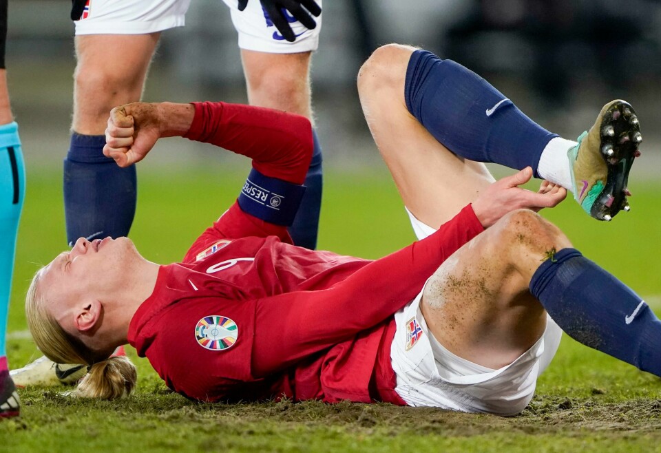 Erling Braut Haaland fikk seg en liten smell under privatlandskampen i fotball mellom Norge og Færøyene på Ullevaal stadion. Erling Braut Haaland hadde veldig vondt etter å ha tråkket feil i jakten på en scoring mot Færøyene, men landslagssjef Ståle Solbakken frykter ikke reaksjoner fra Manchester City. Foto: Lise Åserud / NTB