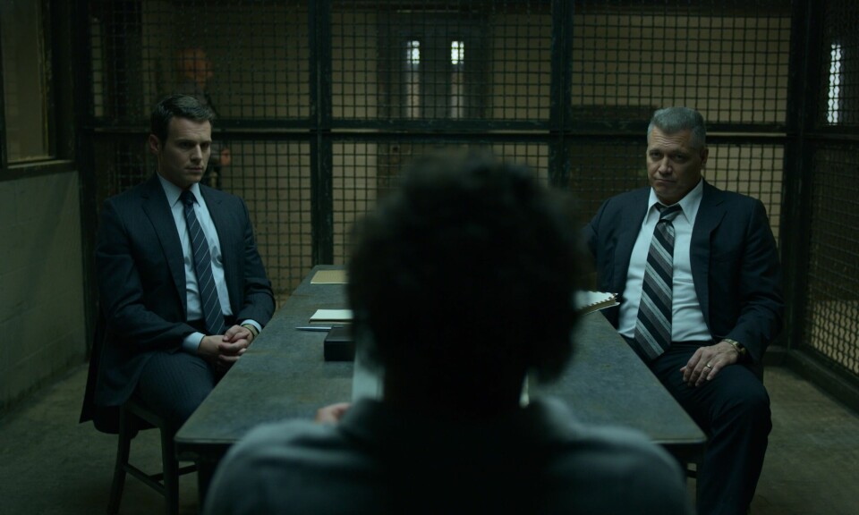 FBI-agentene Holden Ford (Jonathan Groff) og Bill Tench (Holt McCallany) var de første etterforskerne som benyttet psykologisk analyse og profilering som metode, som skildret i denne serien som blant annet ble regissert av David Fincher. FBI-agentene Holden Ford (Jonathan Groff) og Bill Tench (Holt McCallany) var de første etterforskerne som benyttet psykologisk analyse og profilering som metode, som skildret i denne serien som blant annet ble regissert av David Fincher.