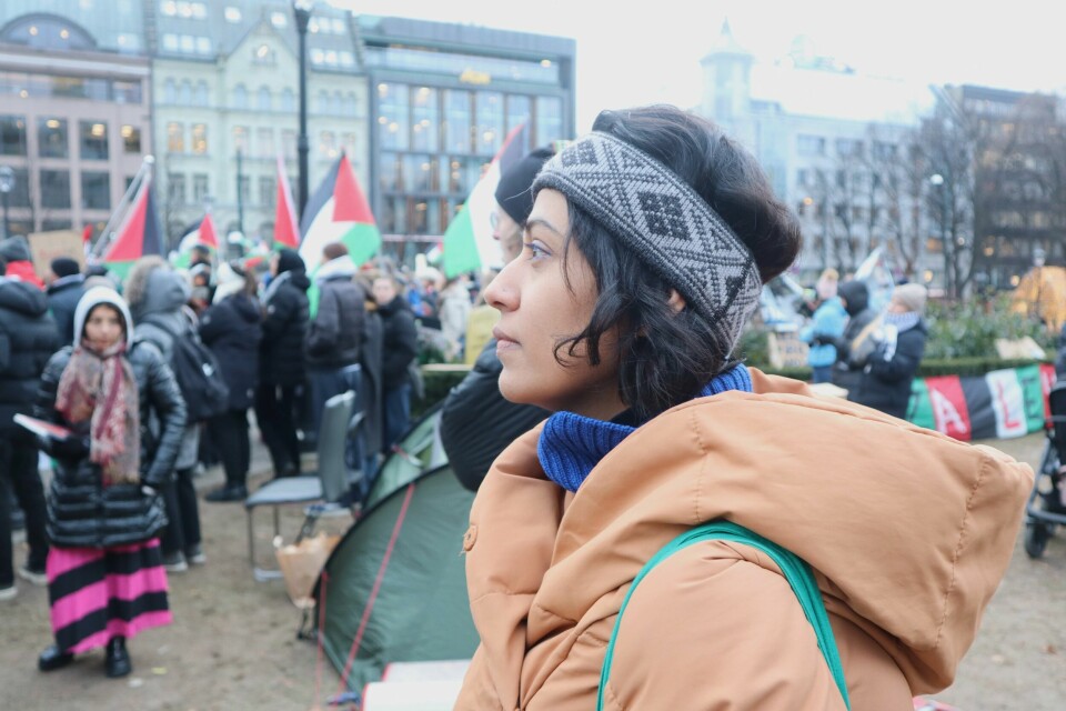 Sara Kazmi. Kvinne med pannebånd på demonstrasjon.