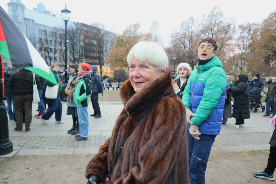 Solveig Høgtun. Eldre dame i pelskåpe på demonstration.