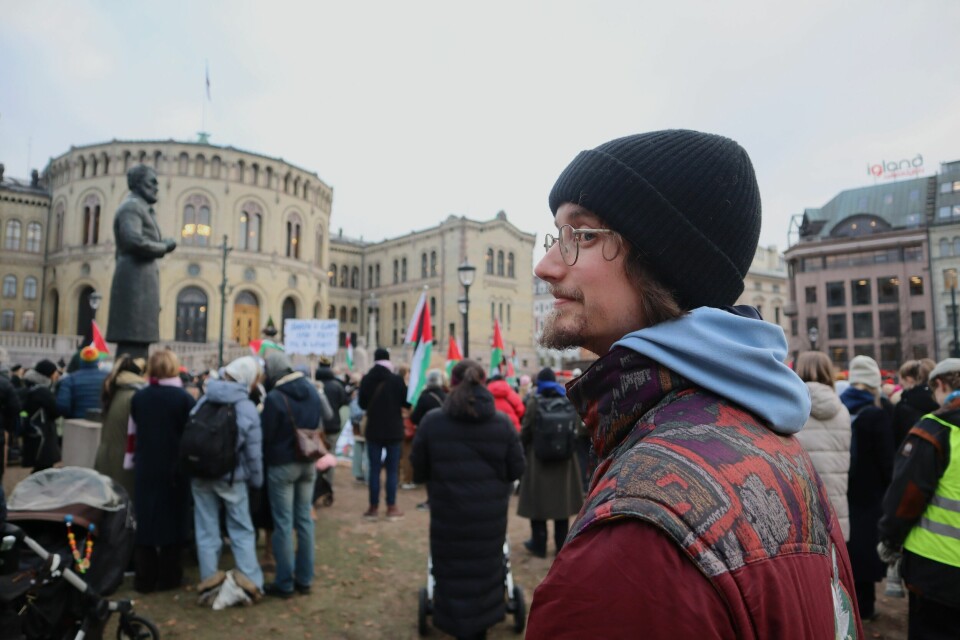 Erik Livermore. Mann i lue på demonstrasjon.