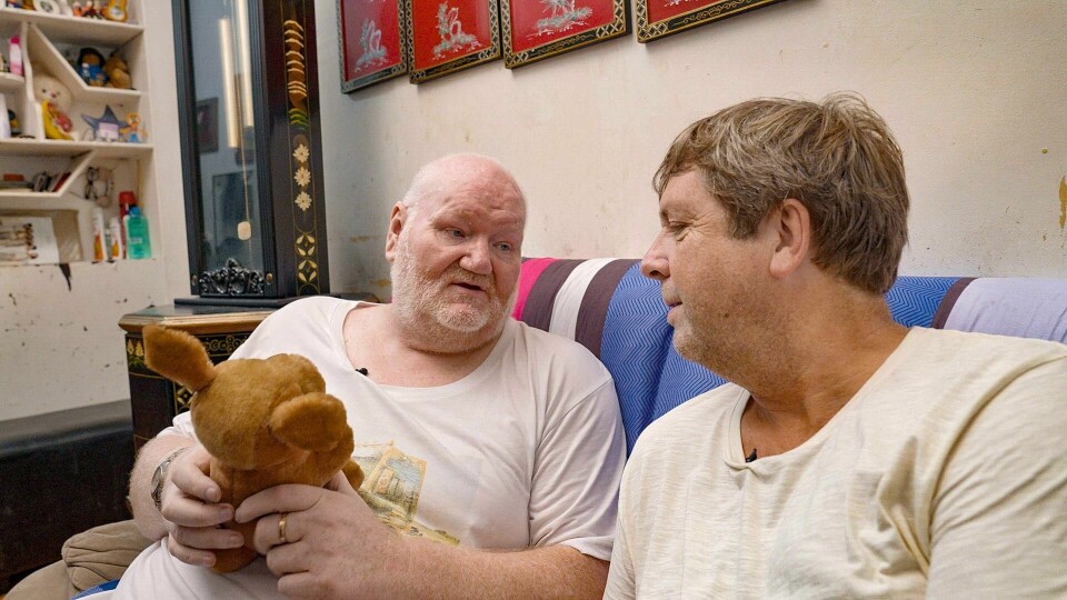 Jan-Egil Granfoss, også kalt Bamsegutt, og Tore Strømøy under arbeidet med dokumentarserien på NRK. Nå er serien midlertidig trukket. Jan-Egil Granfoss, også kalt Bamsegutt, og Tore Strømøy under arbeidet med dokumentarserien som nå kan ses på NRK. Etter premieren er flere millioner kroner samlet inn for å få Granfoss og familien hjem til Norge