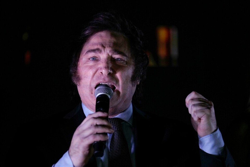 Javier Milei taler til tilhengerne sine i Buenos Aires etter at det var klart at han vant presidentvalget i Argentina. Candidate of the Liberty Advances coalition Javier Milei speaks to supporters outside his campaign headquarters after winning the presidential runoff election in Buenos Aires, Argentina, Sunday, Nov. 19, 2023. (AP Photo/Rodrigo Abd)