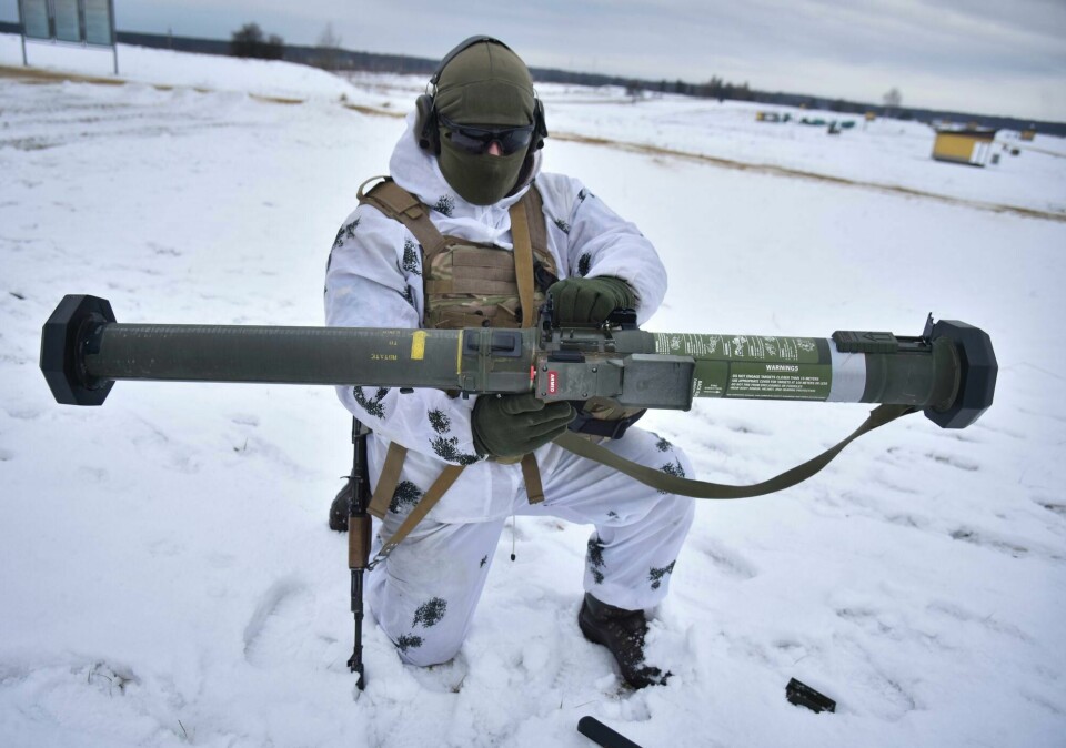 Våpen av dette slaget, en M141 rakettkaster, produsert ved norske Nammos fabrikk i Arizona i USA, kan være i bruk av Israel i Gaza. Her er det en ukrainsk soldat som trener med våpenet i en militær treningsleir i Ukraina. A Ukrainian soldier trains for the use of US M141 Bunker Defeat Munition (SMAW-D) missiles at the Yavoriv military training ground, close to Lviv, western Ukraine, Friday, Feb. 4, 2022. The U.S. accused the Kremlin on Thursday of an elaborate plot to fabricate an attack by Ukrainian forces that Russia could use as a pretext to take military action against its neighbor. (AP Photo/Pavlo Palamarchuk)