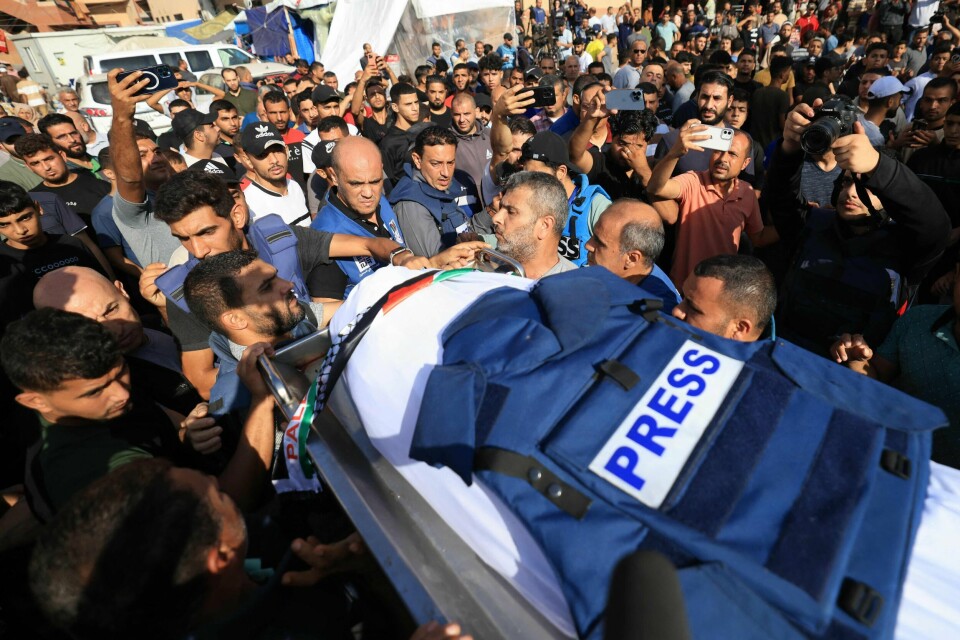 Over 40 journalister og fotografer er så langt drept i krigen mellom Israel og Hamas/Palestina, de aller fleste var palestinere. Den palestinske TV-journalisten Mohamed Abu Hatab var en av dem. Han ble sammen med elleve av sine familiemedlemmer drept i et israelsk bombeangrep som traff hjemmet hans i Khan Younis på Gazastripen. Over 40 journalister og fotografer er så langt drept i krigen mellom Israel og Hamas/Palestina, de aller fleste var palestinere. Den palestinske TV-journalisten Mohamed Abu Hatab var en av dem. Han ble sammen med elleve av sine familiemedlemmer drept i et israelsk bombeangrep som traff hjemmet hans i Khan Younis på Gazastripen.