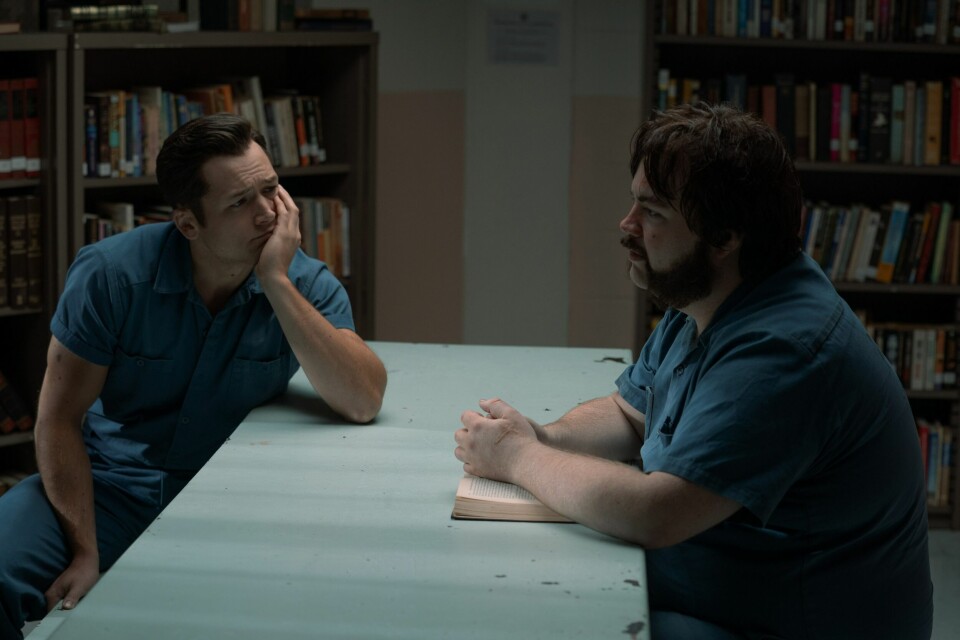 Jimmy Keene (Taron Egerton) sa ja til å hjelpe FBI med å få seriemorderen Larry Hall (Paul Walter Hauser) til å avsløre hvor ofrene hans var begravet, for å slippe sin egen fengselsstraff. Historien er skildret i den mørke true crime-serien «Black Bird». Jimmy Keene (Taron Egerton) sa ja til å hjelpe FBI med å få seriemorderen Larry Hall (Paul Walter Hauser) til å avsløre hvor ofrene hans var begravet, for å slippe sin egen fengselsstraff. Historien er skildret i den mørke true crime-serien «Black Bird».