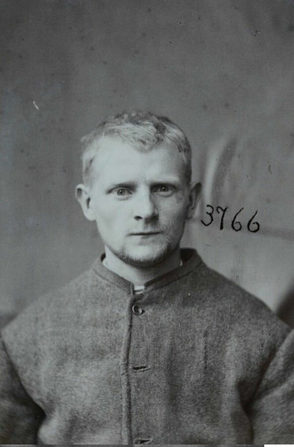 Dette er det siste bildet vi har av Emil. Uttrykket hans er annerledes på dette bildet. Han ser mer anspent ut enn tidligere. Det kan skyldes noe som skjedde i fotoøyeblikket, men det kan også være fordi han slet psykisk. Dette er det siste bildet vi har av Emil. Uttrykket hans er annerledes på dette bildet. Han ser mer anspent ut enn tidligere. Det kan skyldes noe som skjedde i fotoøyeblikket, men det kan også være fordi han slet psykisk.