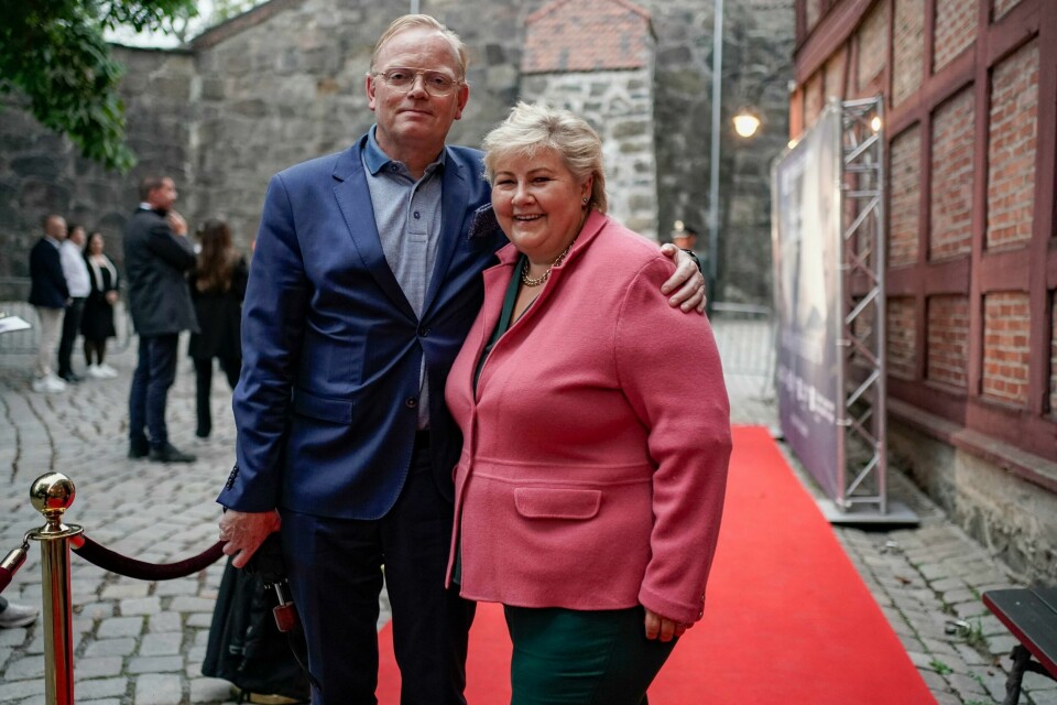 Sindre Finnes og hans ektefelle Erna Solberg på en tidligere filmpremiere. Økokrim avgjer fredag om aksjehandlane til Høgre-leiar Erna Solbergs ektemann Sindre Finnes skal etterforskast. Foto: Heiko Junge / NTB / NPK