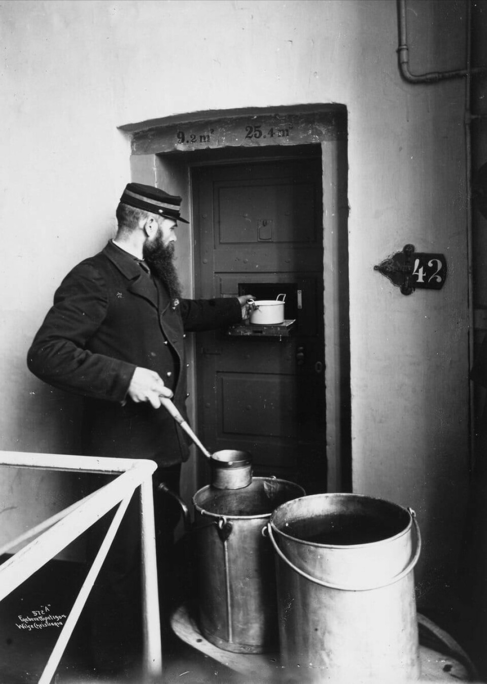 Matutdeling gjennom luke i døra på botsfengslet i 1904. Matutdeling gjennom luke i døra på botsfengslet i 1904.