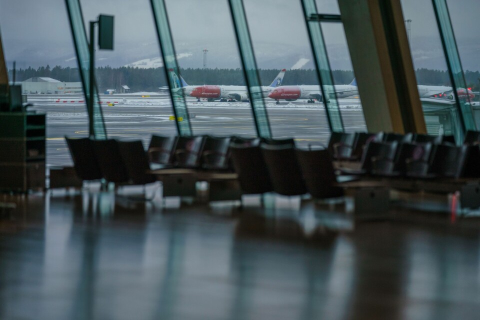 Avinor har hatt en inntektssvikt på 16 milliarder kroner som følge av pandemien. Koronapandemien hadde, og har fremdeles, store ringvirkninger for internasjonal luftfart. Både innenriks- og utenlandstrafikk var periodevis stengt i 2020, og passasjertallene er fortsatt påvirket. Foto: Stian Lysberg Solum / NTB