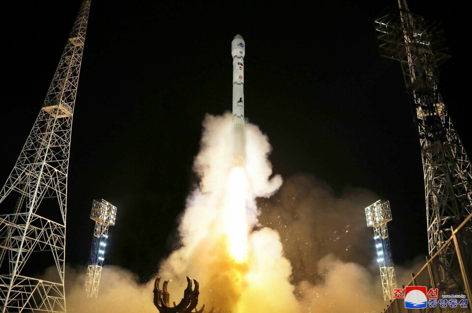 Dette bildet er offentliggjort av Nord-Korea og skal vise oppskytingen av en overvåkingssatellitt. Dette bildet er offentliggjort av Nord-Korea og skal vise oppskytingen av en overvåkingssatellitt FFotoCNA / AP / NTB