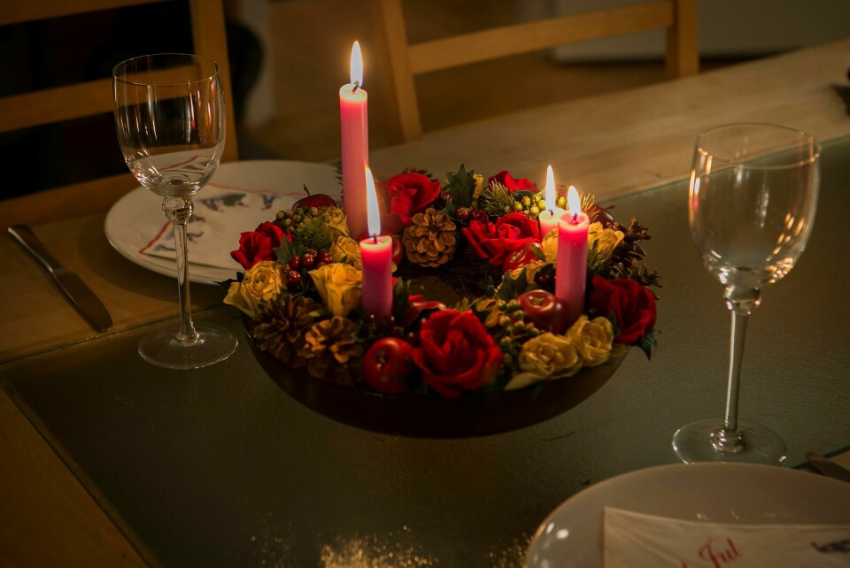 Mange forbinder de kommende ukene med mye hjemmelaget mat, julekos med levende lys og alkohol. Men helsemyndighetene slår fast at det er best å holde seg helt unna alkohol. Mange forbinder de kommende ukene med mye hjemmelaget mat, julekos med levende lys og alkohol. Men slår helsemyndighetene fast, en gang for alle, at det er best å holde seg helt unna alkohol. Foto: Heiko Junge / NTB