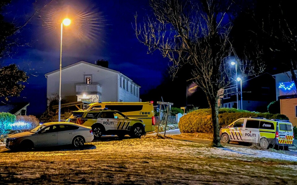 Politibiler og ambulanse i Øvre Prestegårdsvei i Egersund, der en mann skal ha skutt mot en taxi. En persoin er pågrepet, mistenkt for å ha skutt mot en taxi med en kunde i Egersund. Foto: Ingunn Walderhaug / Dalane Tidende / NTB