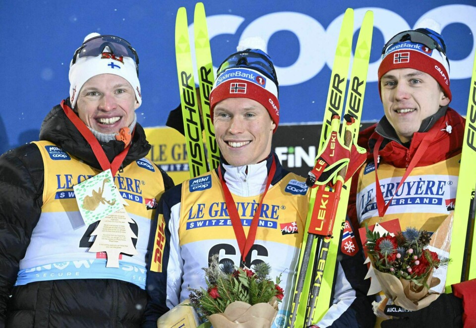Iivo Niskanen (t.v.), vinneren Martin Løwstrøm Nyenget og treeren Erik Valnes på seierspallen etter lørdagens 10km klassiske renn i Ruka. Iivo Niskanen (t.v.), vinneren Martin Løwstrøm Nyenget og treeren Erik Valnes på seierspallen etter lørdagens 10km klassiske renn i Ruka.