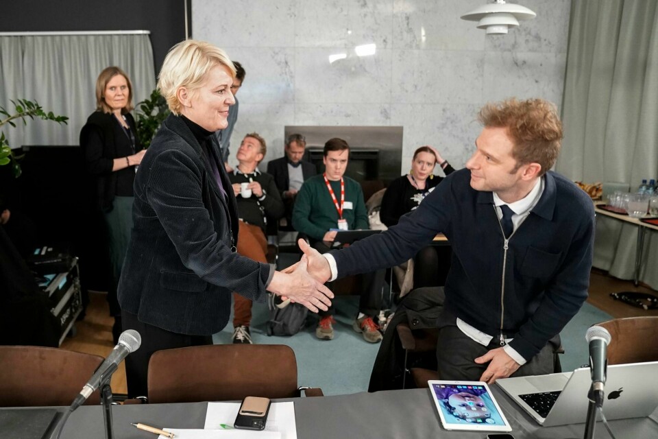 Kringkastingssjef Vibeke Fürst Haugen beklaget og kom med en uforbeholden unnskyldning til de involverte i dokumentarserien «Ingen elsker Bamsegutt», i kringkastingsrådet tirsdag: Her med k-rådsleder Snorre Valen. Kringkastingssjef Vibeke Fürst Haugen og leder Snorre Valen i Kringkastingsrådet under tirsdagens møte.