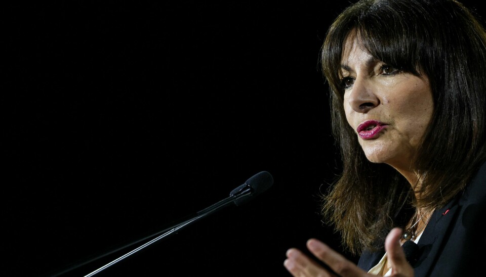 Paris-ordfører Anne Hidalgo kaller Twitter/X for 'en enorm global kloakk' i sitt avskjedsbrev til sine følgere. Mayor of Paris Anne Hidalgo delivers a speech during the 105th session of the Congress of Mayors organised by the 'France's Mayors' Association' (AMF), in Paris, on November 21, 2022. (Photo by ALAIN JOCARD / AFP)