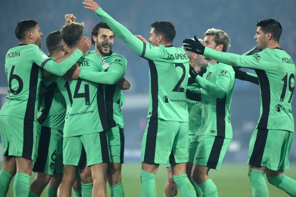 Atletico Madrids spillere kunne juble for seier og avansement Atlético Madrid-spillerne feirer en tidlig ledelse borte mot Feyenoord. Den hjalp spanjolene til seier og avansement i mesterligaen. Foto: Patrick Post / AP / NTB