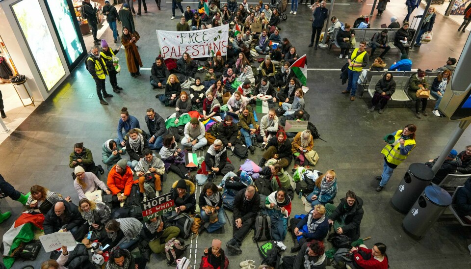 Aksjonsgruppe Palestina aksjonerer med en såkalt Sit-in på Oslo S onsdag ettermiddag. Aksjonsgruppe Palestina aksjonerer med en såkalt Sit-in på Oslo S onsdag ettermiddag.Foto: Ørn E. Borgen / NTB