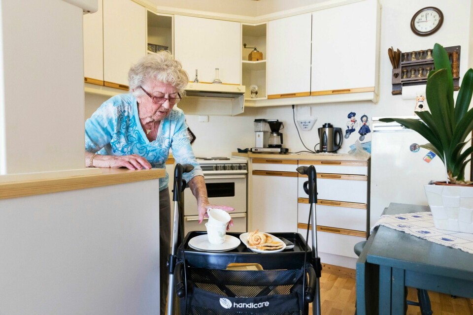 Flertallet av minstepensjonister er i dag 80 år eller eldre. De har svært få muligheter til å forbedre sin egen inntektssituasjon, og er derfor avhengige av det offentliges hjelp, skriver Jan Davidsen. Eldre dame, pensjonist, minstepensjonist, eldreomsorg