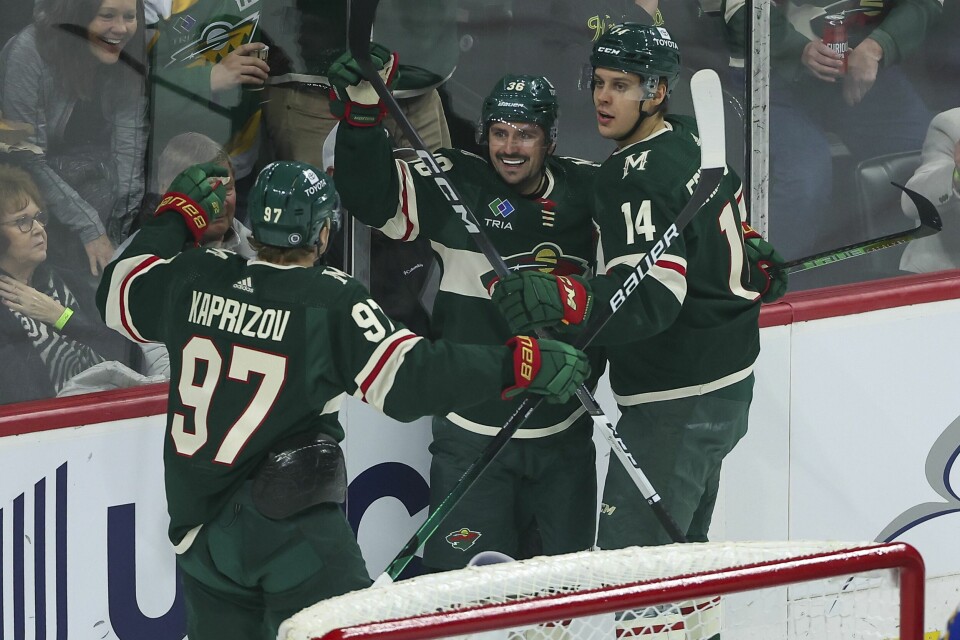 Minnesota Wild-senter Joel Eriksson Ek, til høyre, feirer kampens første mål sammen med høyreving Mats Zuccarello og venstreving Kirill Kaprizov under første periode av NHL-kampen mot St. Louis Blues i St Paul i Minnesota. Minnesota Wild-senter Joel Eriksson Ek, til høyre, feirer kampens første mål sammen med høyreving Mats Zuccarello og Minnesota Wilds venstreving Kirill Kaprizov under første periode av NHL-kampen mot St. Louis Blues i St Paul i Minnesota. Foto: Matt Krohn / AP / NTB