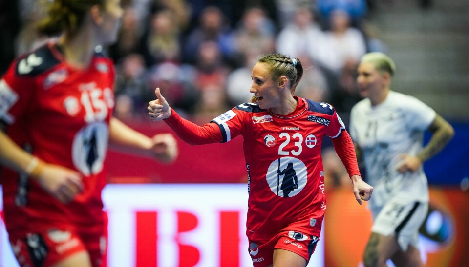 Camilla Herrem ville vise at DNB Arena var verdens beste hjemmebane, og bidro godt til det på banen. Camilla Herrem